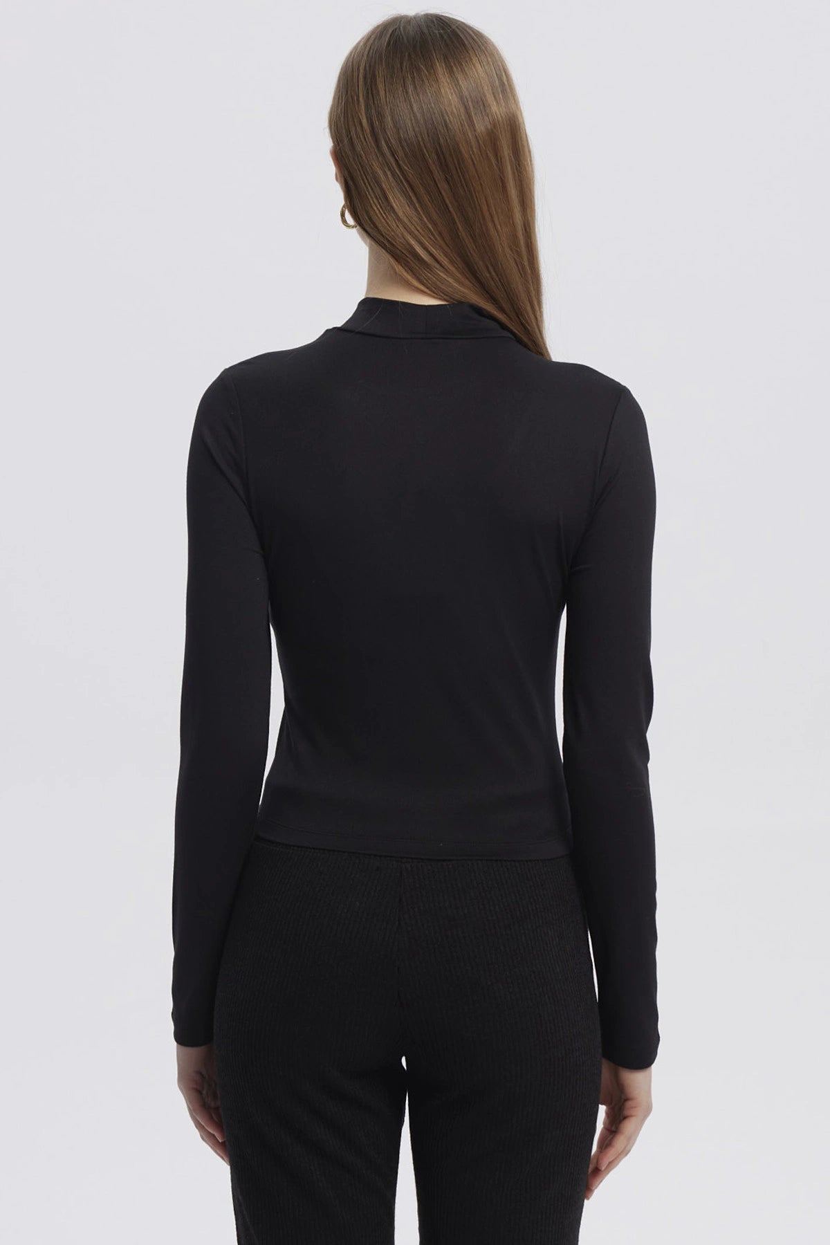 Polera mujer negra con diseño cut out en el hombro izquierdo estilo moderno ajustado sin estampa