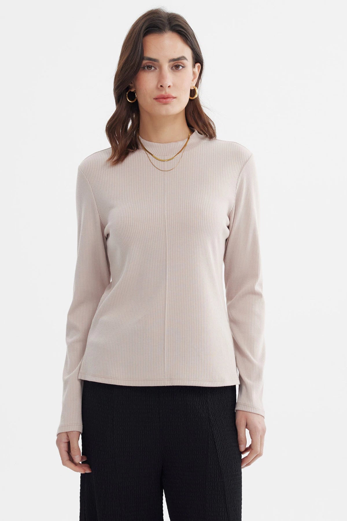 Polera mujer rib lisa beige manga larga cuello redondo sin estampa ideal para looks casuales y elegantes