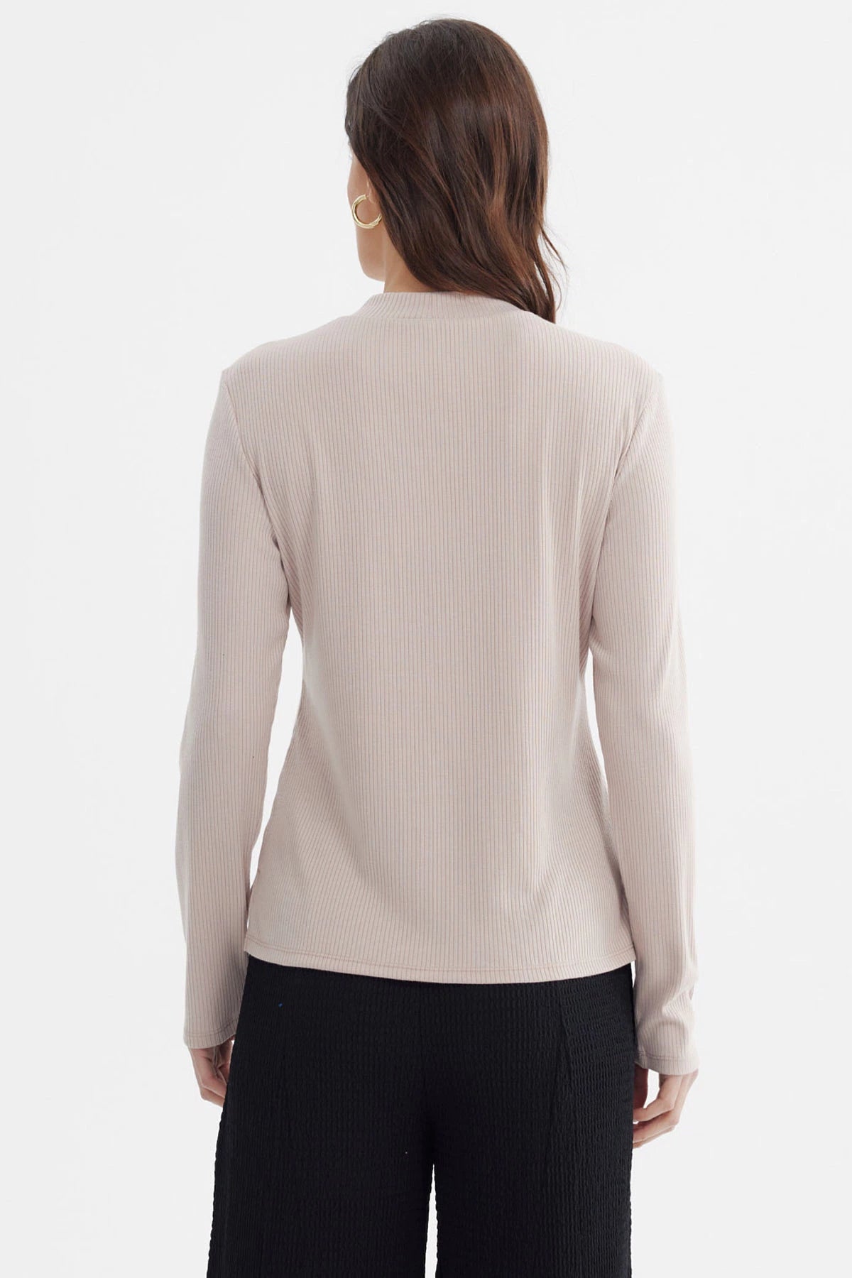 Polera mujer rib lisa beige manga larga cuello redondo sin estampa ideal para looks casuales y elegantes