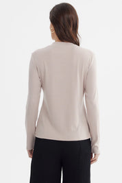 Polera mujer rib lisa beige manga larga cuello redondo sin estampa ideal para looks casuales y elegantes