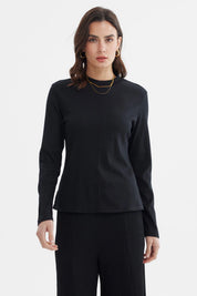Polera mujer negra lisa de manga larga con textura rib ajuste ceñido sin estampa ideal para un look elegante y versátil