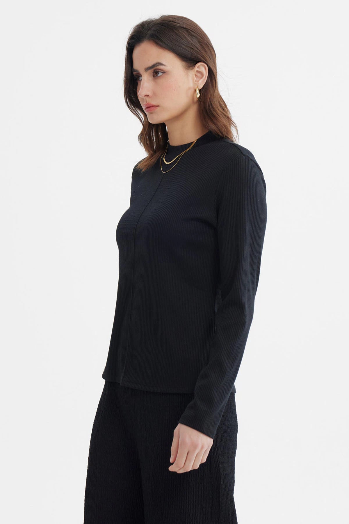 Polera mujer negra lisa de manga larga con textura rib ajuste ceñido sin estampa ideal para un look elegante y versátil