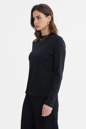 Polera mujer negra lisa de manga larga con textura rib ajuste ceñido sin estampa ideal para un look elegante y versátil