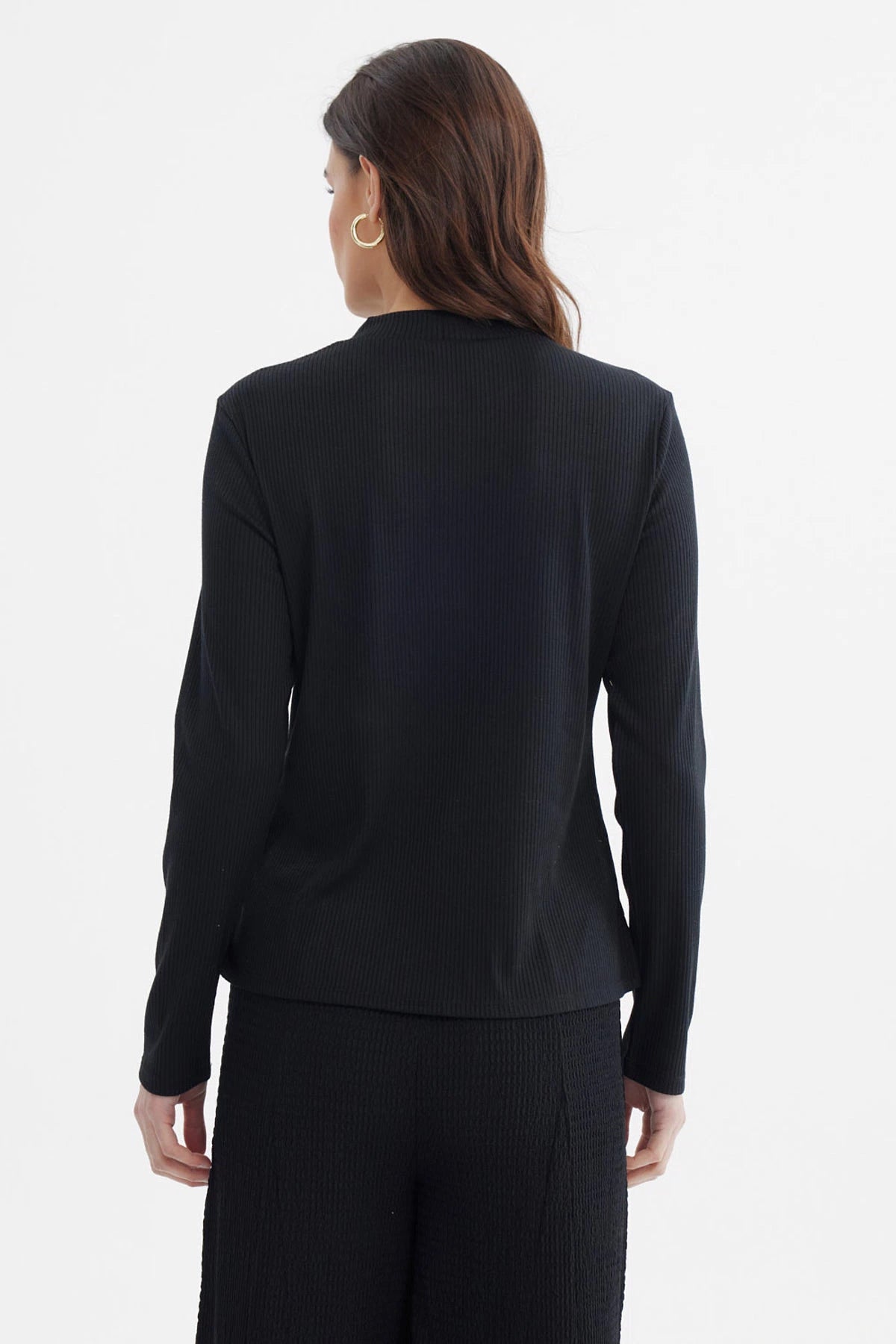 Polera mujer negra lisa de manga larga con textura rib ajuste ceñido sin estampa ideal para un look elegante y versátil