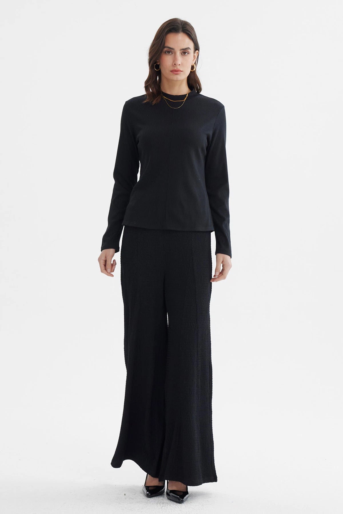 Polera mujer negra lisa de manga larga con textura rib ajuste ceñido sin estampa ideal para un look elegante y versátil