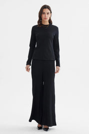 Polera mujer negra lisa de manga larga con textura rib ajuste ceñido sin estampa ideal para un look elegante y versátil