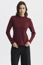 Polera mujer burdeo de manga larga con corte central y textura rib lisa ideal para un look casual elegante