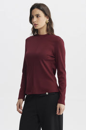 Polera mujer burdeo de manga larga con corte central y textura rib lisa ideal para un look casual elegante