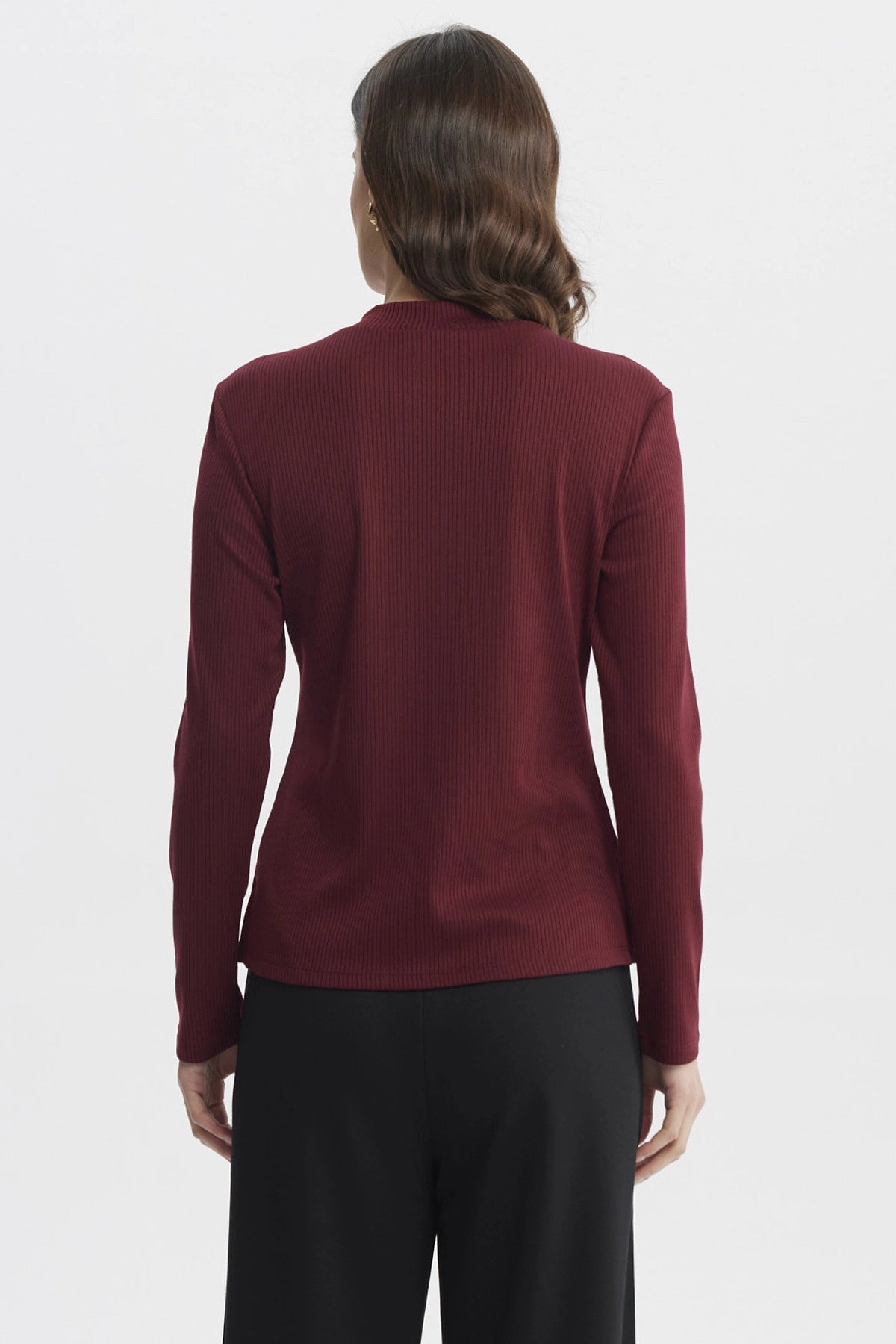 Polera mujer burdeo de manga larga con corte central y textura rib lisa ideal para un look casual elegante