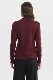 Polera mujer burdeo de manga larga con corte central y textura rib lisa ideal para un look casual elegante