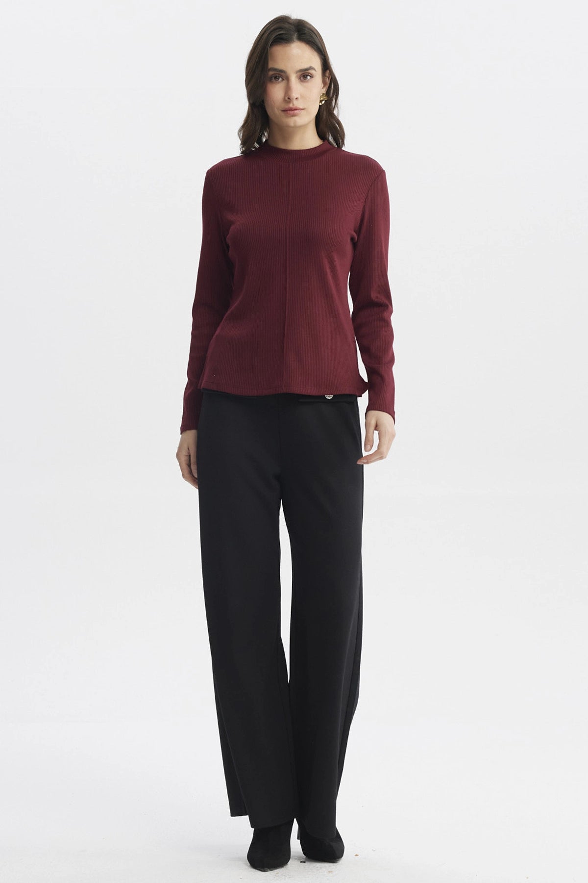 Polera mujer burdeo de manga larga con corte central y textura rib lisa ideal para un look casual elegante