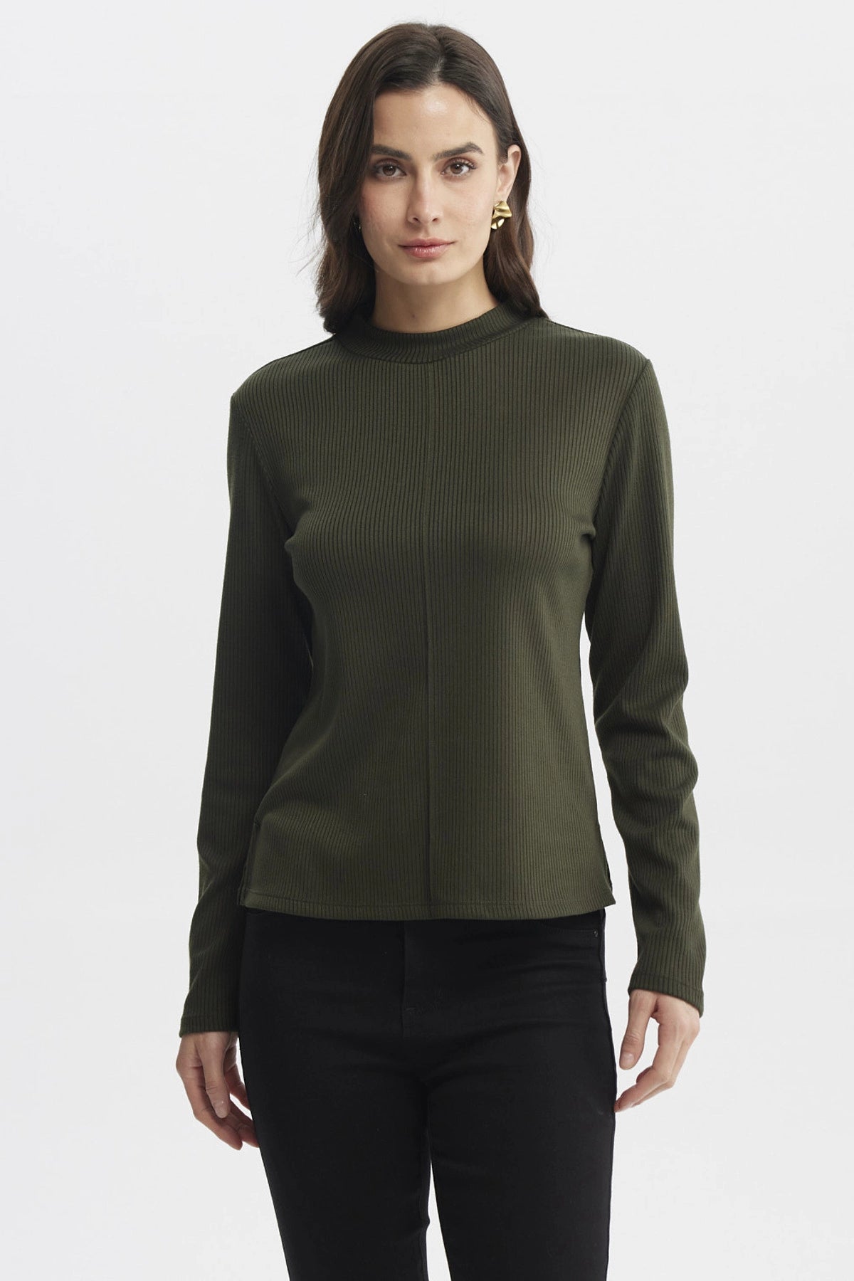 Polera mujer verde musgo con textura acanalada lisa de manga larga y corte central