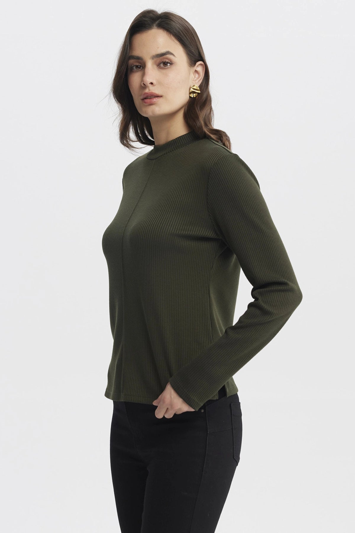Polera mujer verde musgo con textura acanalada lisa de manga larga y corte central