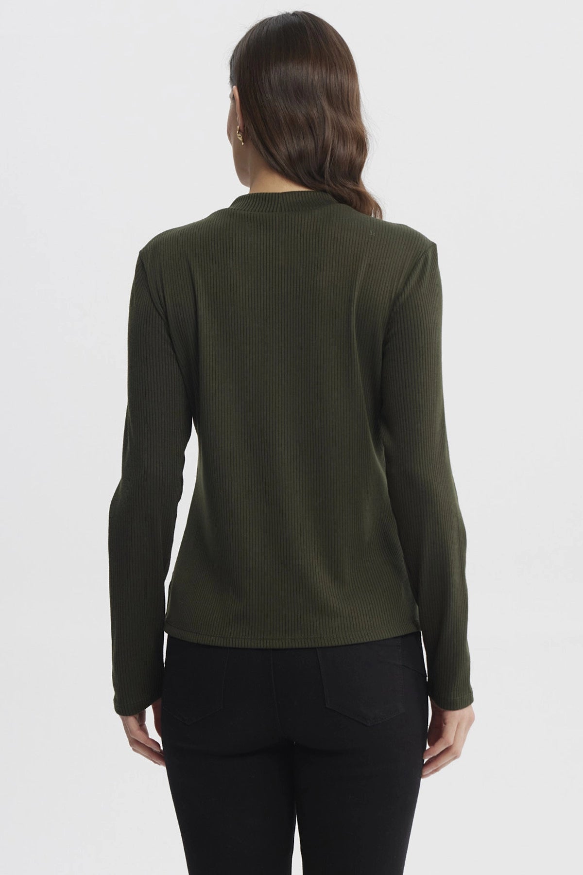 Polera mujer verde musgo con textura acanalada lisa de manga larga y corte central