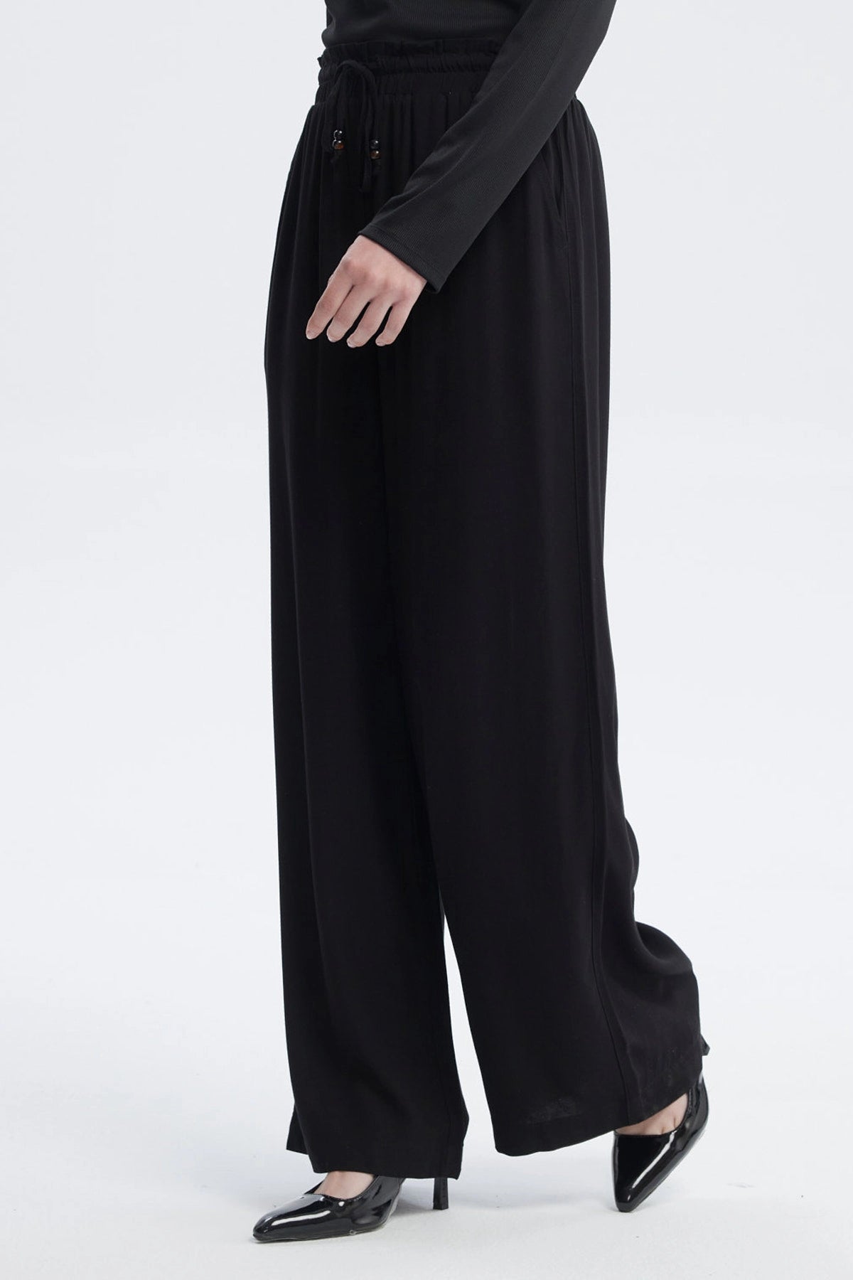 Pantalón negro de mujer con lazo en la cintura de estilo fluido sin estampa visible