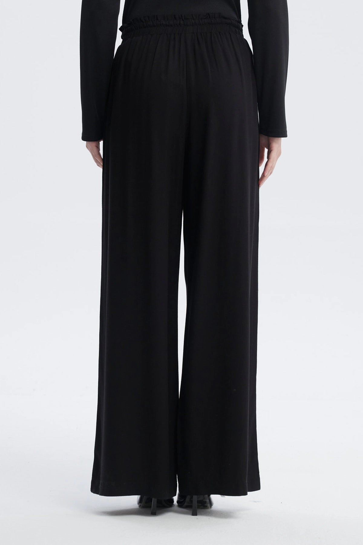 Pantalón negro de mujer con lazo en la cintura de estilo fluido sin estampa visible