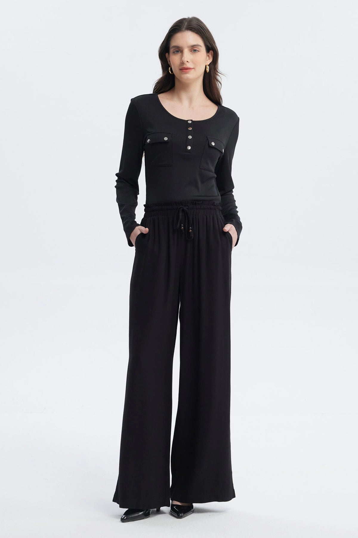 Pantalón negro de mujer con lazo en la cintura de estilo fluido sin estampa visible