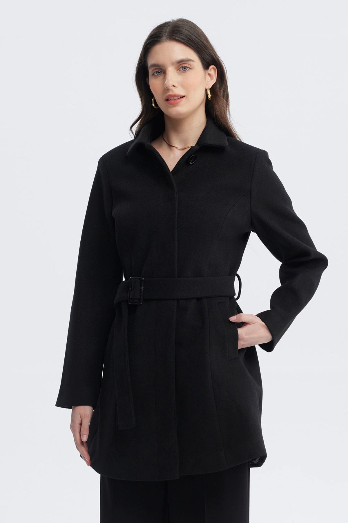 Abrigo negro de mujer slim con cuello camisero y cinturón ajustable sin estampa lisa ideal para el invierno