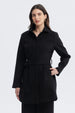 Abrigo negro de mujer slim con cuello camisero y cinturón ajustable sin estampa lisa ideal para el invierno