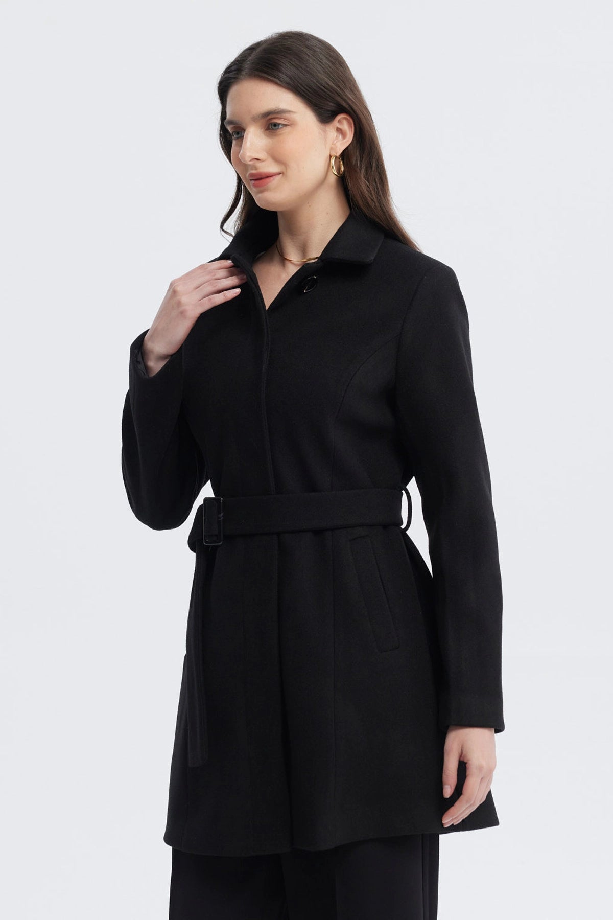 Abrigo negro de mujer slim con cuello camisero y cinturón ajustable sin estampa lisa ideal para el invierno