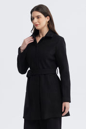 Abrigo negro de mujer slim con cuello camisero y cinturón ajustable sin estampa lisa ideal para el invierno