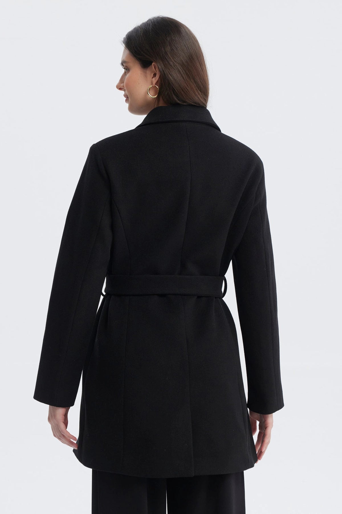 Abrigo negro de mujer slim con cuello camisero y cinturón ajustable sin estampa lisa ideal para el invierno