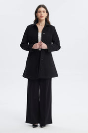 Abrigo negro de mujer slim con cuello camisero y cinturón ajustable sin estampa lisa ideal para el invierno