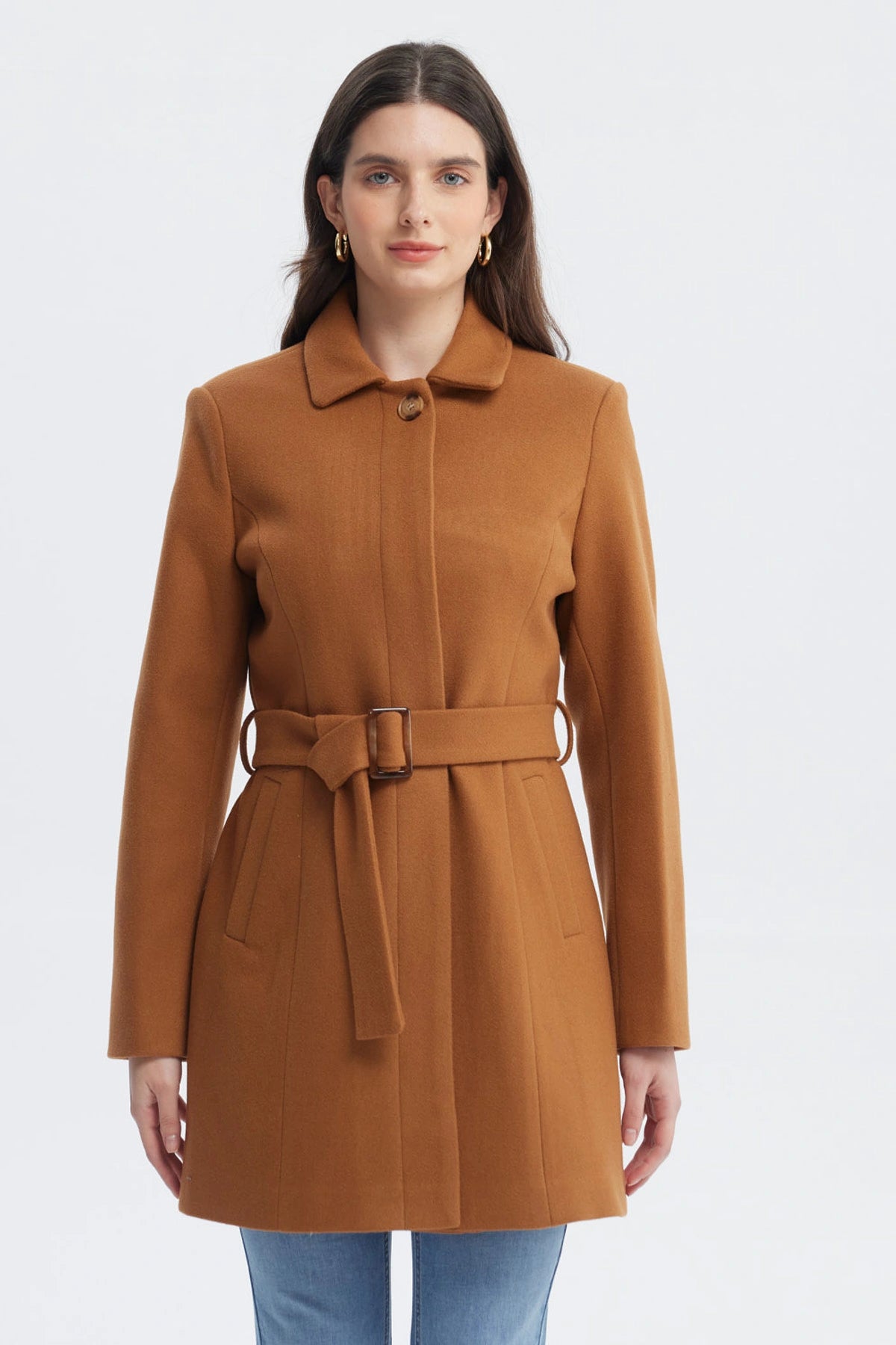 Abrigo mujer camel con cuello camisero corte slim y cinturón a juego diseño liso sin estampa