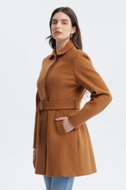 Abrigo mujer camel con cuello camisero corte slim y cinturón a juego diseño liso sin estampa