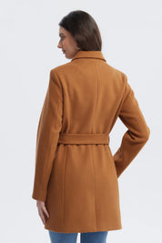 Abrigo mujer camel con cuello camisero corte slim y cinturón a juego diseño liso sin estampa