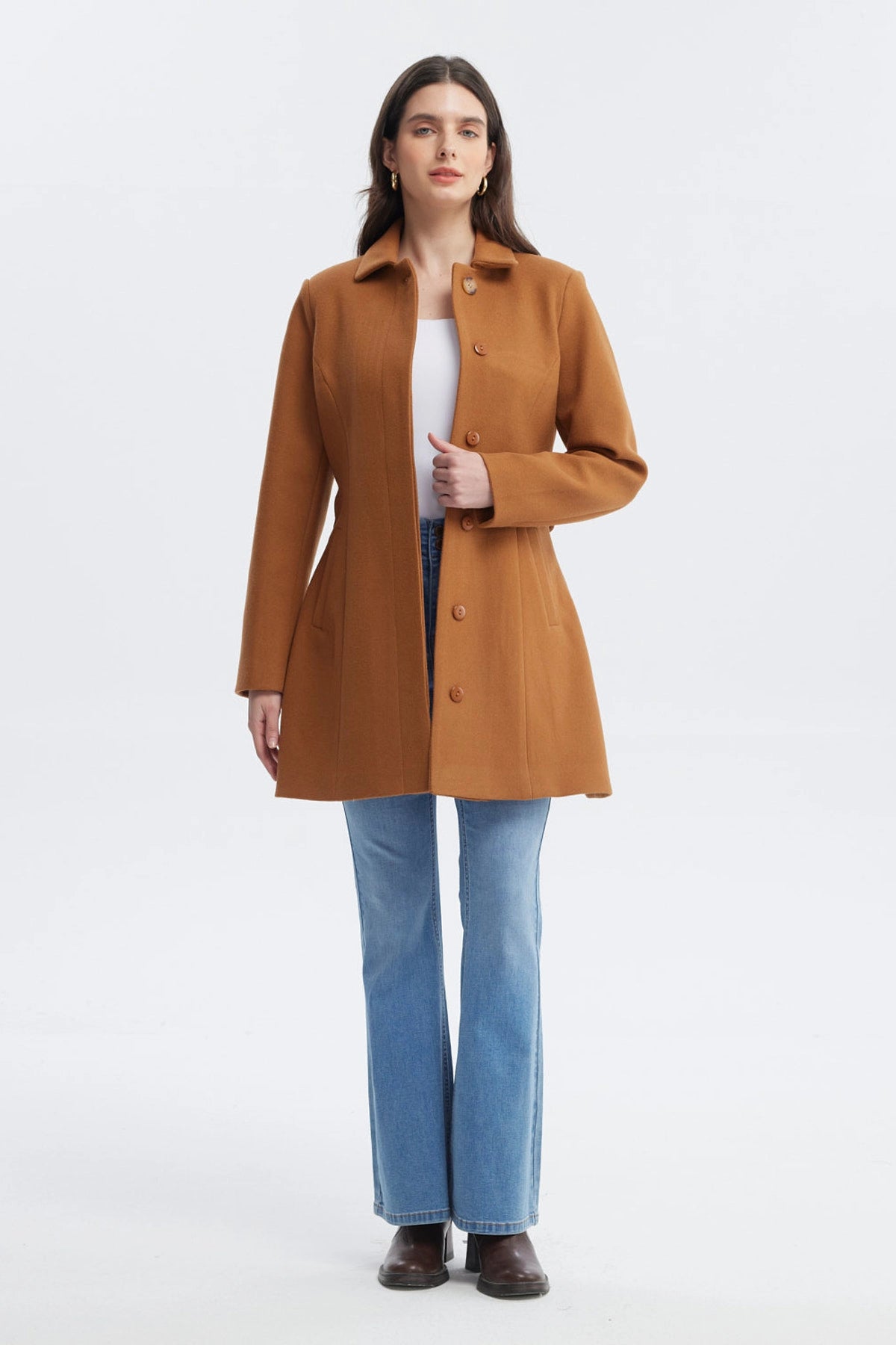 Abrigo mujer camel con cuello camisero corte slim y cinturón a juego diseño liso sin estampa
