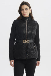 Parka negra slim para mujer con cinturón dorado destacando la cintura sin estampa visible