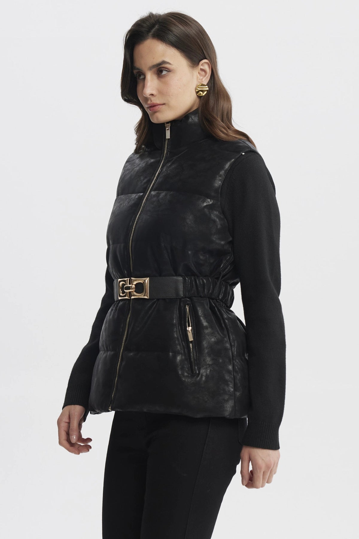 Parka negra slim para mujer con cinturón dorado destacando la cintura sin estampa visible