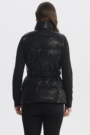 Parka negra slim para mujer con cinturón dorado destacando la cintura sin estampa visible