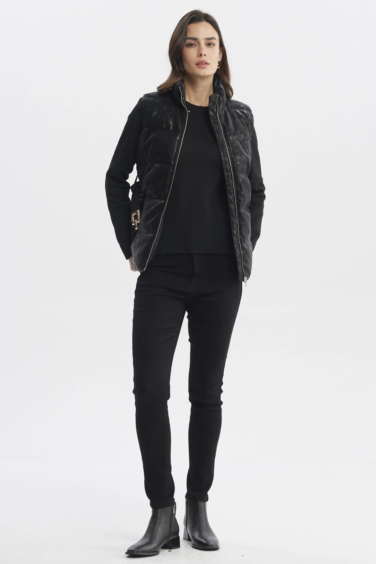 Parka negra slim para mujer con cinturón dorado destacando la cintura sin estampa visible