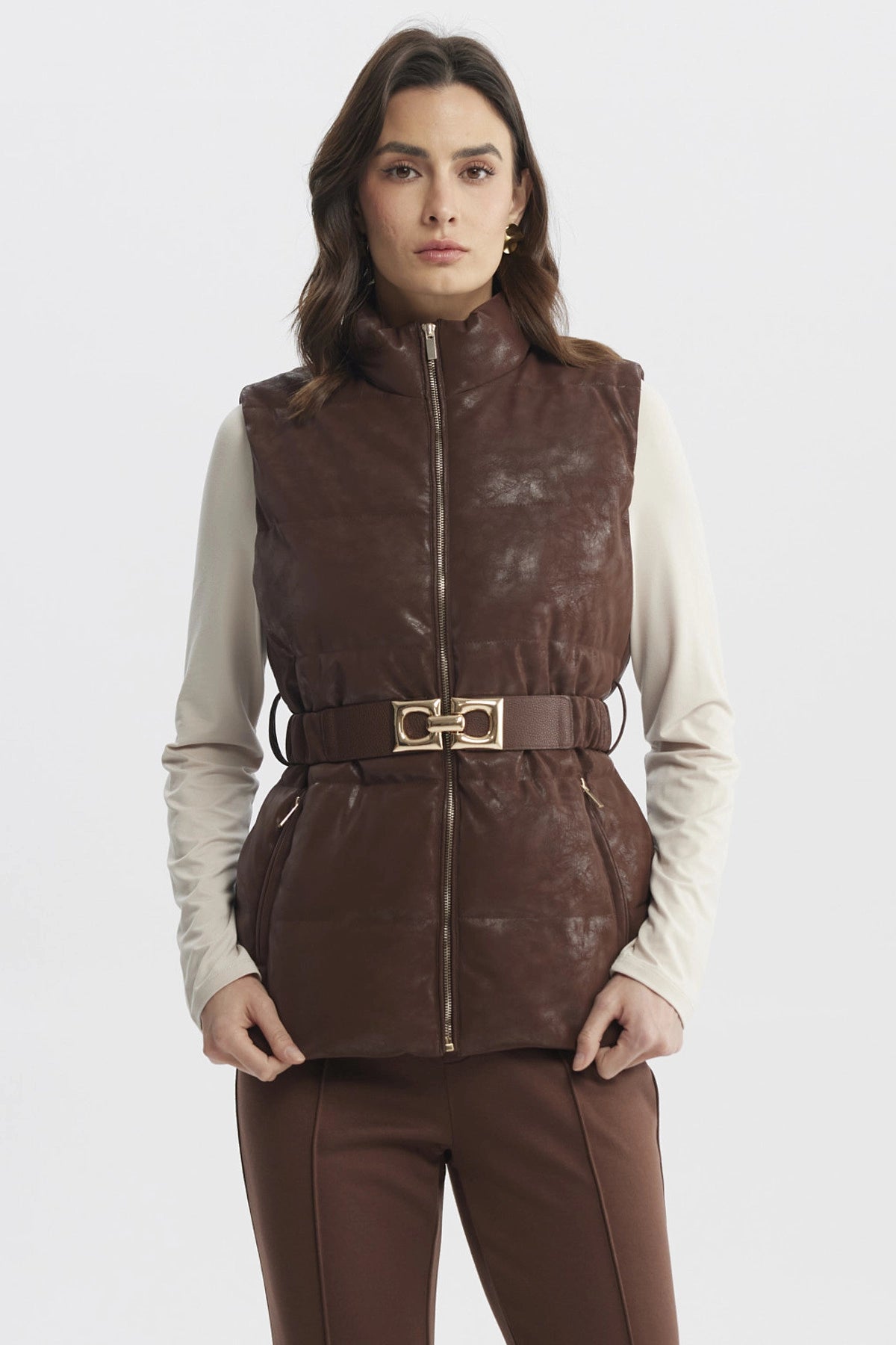 Parka mujer slim café claro con cinturón dorado central diseño liso elegante para días fríos