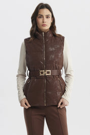 Parka mujer slim café claro con cinturón dorado central diseño liso elegante para días fríos