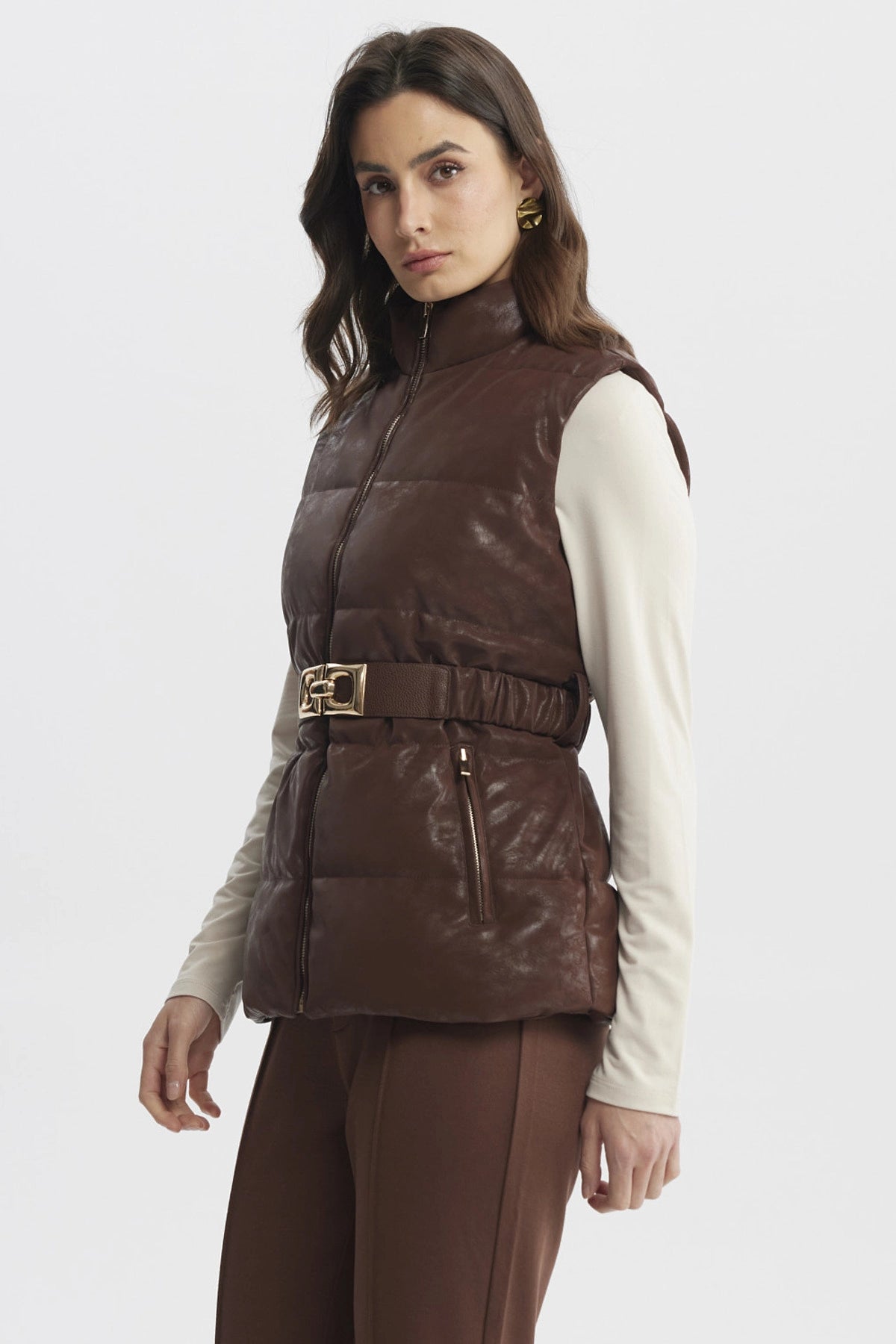Parka mujer slim café claro con cinturón dorado central diseño liso elegante para días fríos