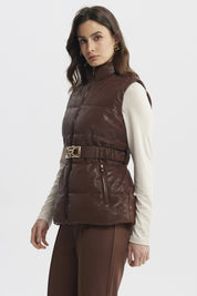 Parka mujer slim café claro con cinturón dorado central diseño liso elegante para días fríos