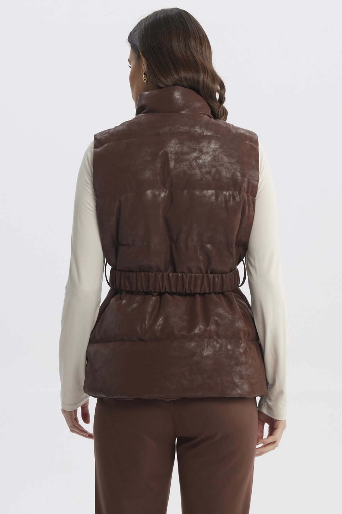 Parka mujer slim café claro con cinturón dorado central diseño liso elegante para días fríos