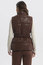 Parka mujer slim café claro con cinturón dorado central diseño liso elegante para días fríos