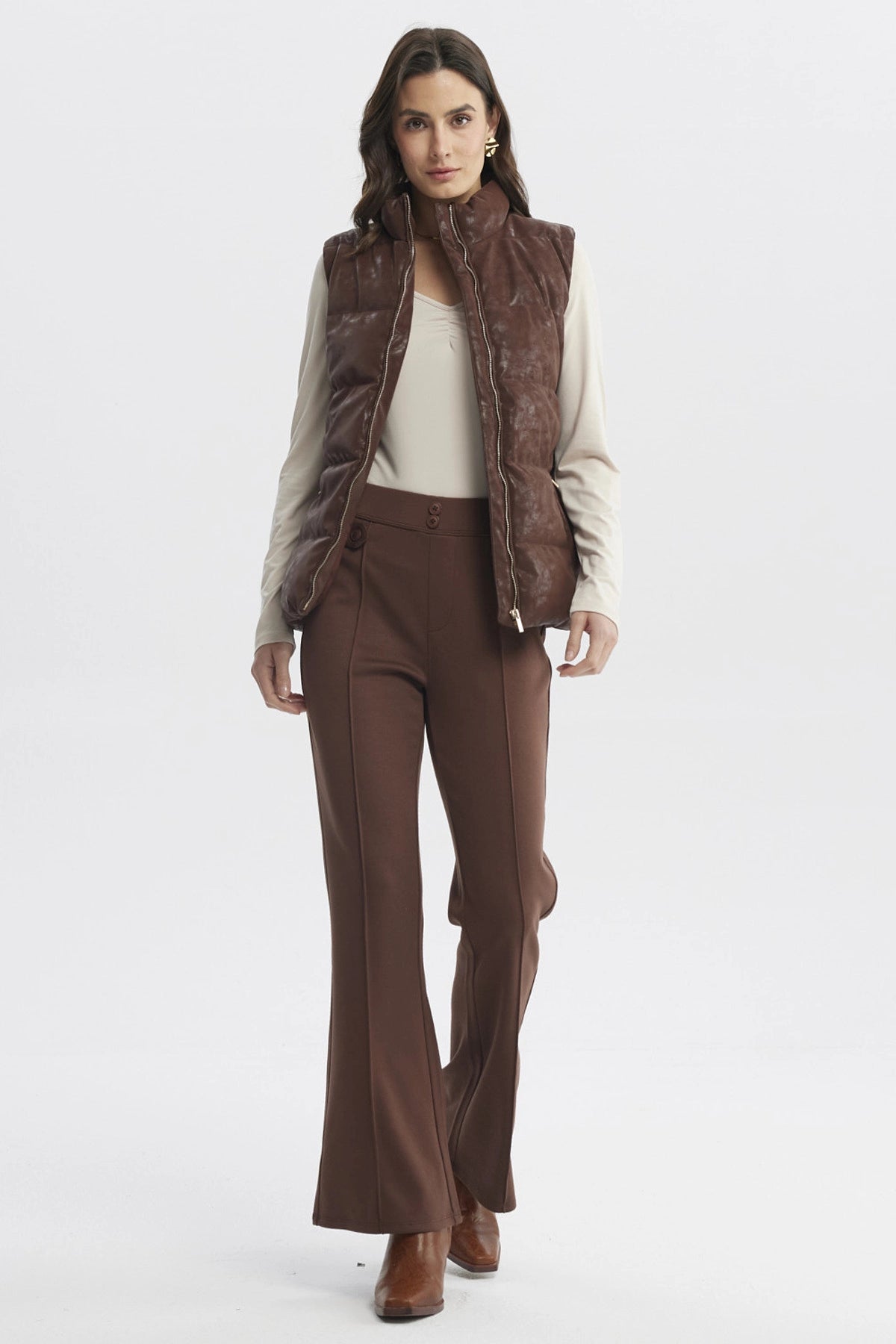 Parka mujer slim café claro con cinturón dorado central diseño liso elegante para días fríos