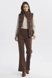 Parka mujer slim café claro con cinturón dorado central diseño liso elegante para días fríos