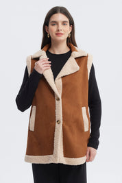 Chaqueta sin mangas camel con borde de borrego crema botones frontales y bolsillos aplicados diseño casual