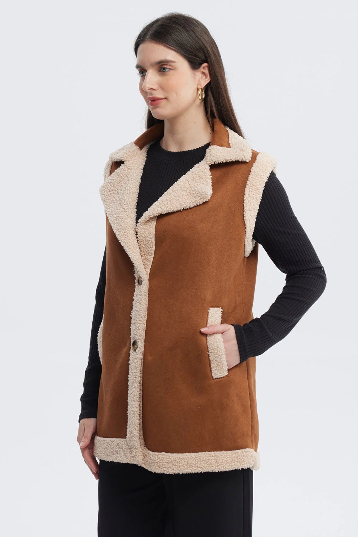 Chaqueta sin mangas camel con borde de borrego crema botones frontales y bolsillos aplicados diseño casual