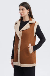 Chaqueta sin mangas camel con borde de borrego crema botones frontales y bolsillos aplicados diseño casual