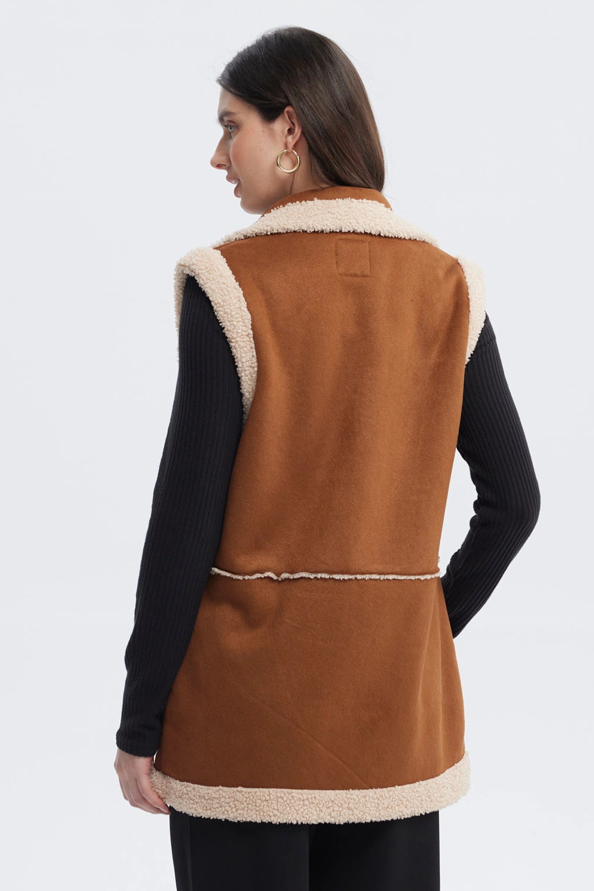 Chaqueta sin mangas camel con borde de borrego crema botones frontales y bolsillos aplicados diseño casual