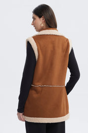 Chaqueta sin mangas camel con borde de borrego crema botones frontales y bolsillos aplicados diseño casual