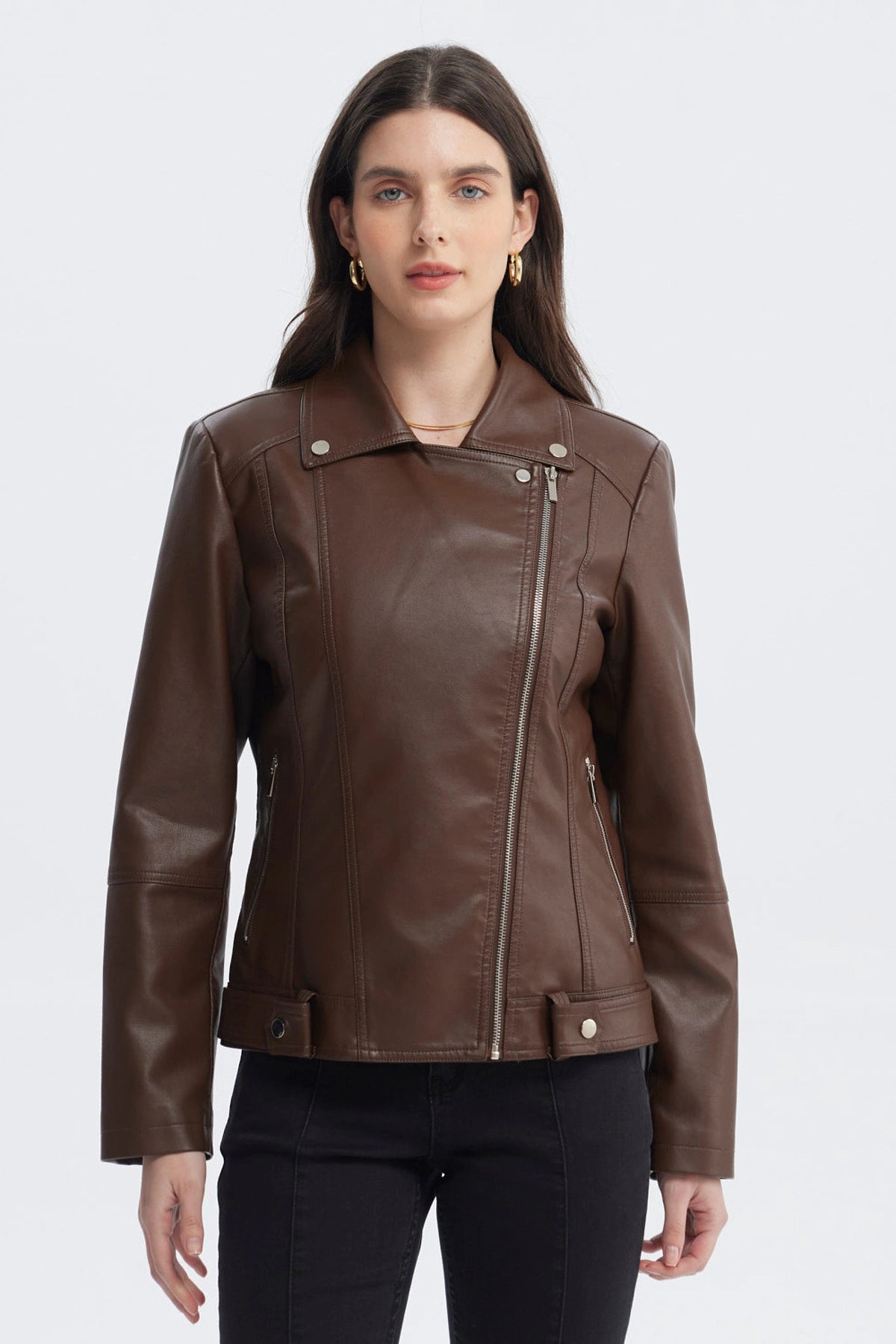 Chaqueta mujer chocolate con cuello camisero y cremallera diagonal lisa elegante
