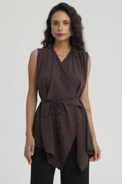 Blusa sin mangas café oscuro con cuello camisero y cinturón en la cintura diseño envolvente y textura ligera lisa